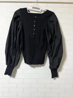 黒のリブ編みパフスリーブニット