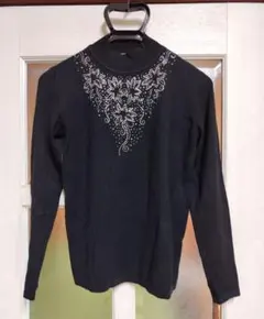 キラキラ装飾の黒長袖ニット