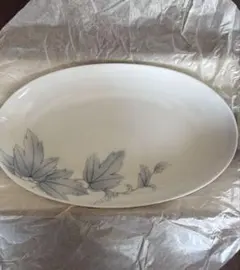 ミ*ル様 深川製磁　宮内庁御用達　葉の模様の白い皿 約24cm