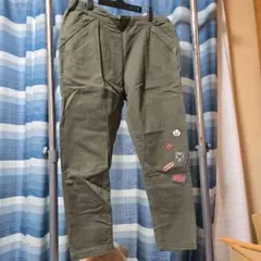 オリーブ色 パッチ付きカーゴパンツ