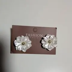 花形ホワイトピアス