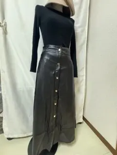 ZARAブラックフェイクレザーボタン付きフレアスカート xsサイズ