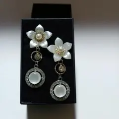 イヤリング　ハンドメイド　花柄　揺れる アクセサリー　丸型