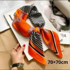 高級感シルク調スカーフ 70×70cm オレンジ×ブラック ジグザグ柄 馬柄