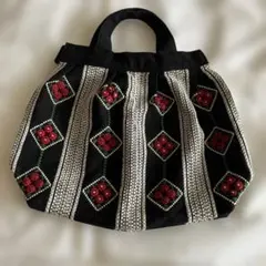 黒と赤の刺繍トートバッグ