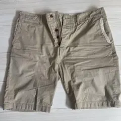 ベージュ ボタンフライ ショートパンツ