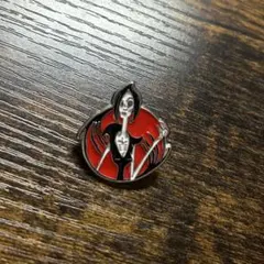 キャラクターピンバッジ 赤と黒デザイン