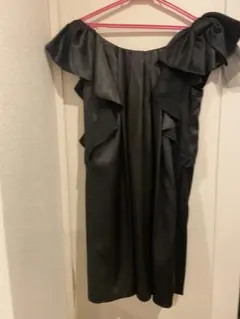ブラックオフショルダーフリルドレス