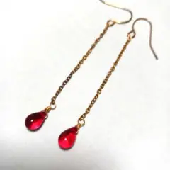 赤色ドロップ型フックピアス