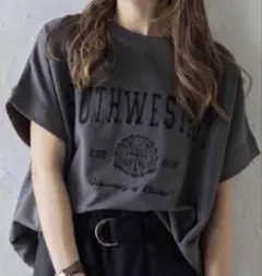 ボンジュールサガン カレッジ刺繍ピグメントスウェットTシャツ チャコ