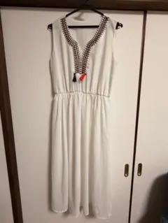刺繍入りホワイトノースリーブワンピース