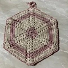 ピンクとクリーム色の六角形鍋敷き