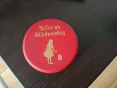 水曜日のアリス 缶ケース 丸型 赤