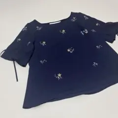 tocco closet 花柄刺繍 半袖ブラウス ネイビーのサムネイル