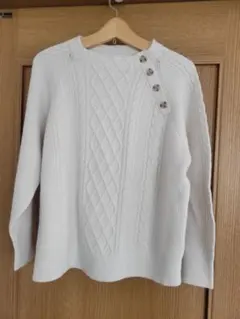 ホワイト ケーブル編みニット 長袖