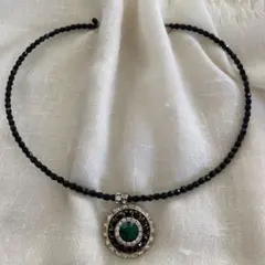 黒ビーズ円形ペンダントチョーカー