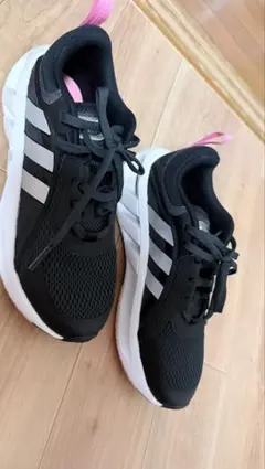 adidas ブラック/ホワイト/ピンク スニーカー