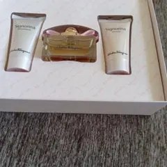 Ferragamo シニョリーナ コフレセット オードトワレ ボディケア ポーチ Ferragamo シニョリーナ コフレセット オードトワレ ボディケア ポーチ