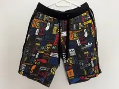 adidas カラフルロゴショートパンツ