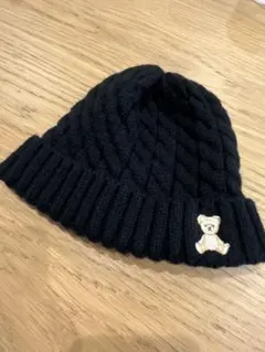 黒いケーブル編みニット帽 クマ刺繍付き