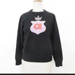 a エンブレム付き黒セーター