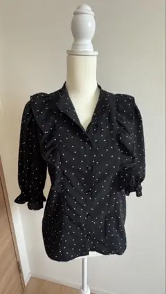 フリル付きブラックドットシャツ