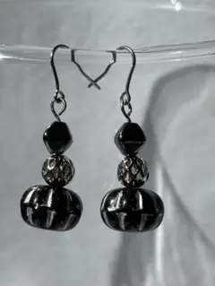 黒いビーズのステンレスフックピアス