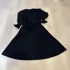 黒のフリル付き長袖ワンピース