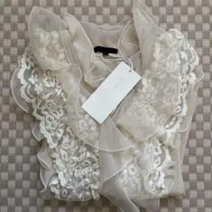 TO BE CHIC フリル付き刺繍ベージュカーディガン