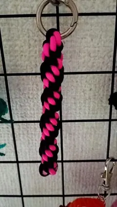パラコード キーホルダー 黒とピンク