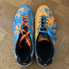 hummel フットサルシューズ 左右非対称カラーのサムネイル