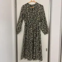 m*e様 黒地花柄長袖ロングワンピース