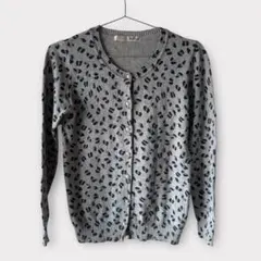 ヒョウ柄 ニットカーディガン パール ボタン グレーレオパード Sサイズ