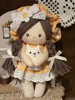 ミニ猫ちゃんを抱っこした小さなカントリードールちゃん ハンドメイド