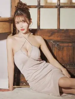 ビーズ装飾ハイネックタイトドレス ベージュSサイズ