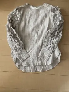 フリル付き長袖グレーシャツのサムネイル