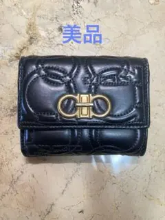【美品】フェラガモ　二つ折り財布 ブラック　ゴールド金具のサムネイル
