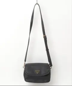 GUESS? ブラック ショルダーバッグ フラップ式