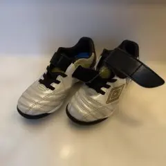 Umbro サッカーシューズ シルバー/ブラック ベルクロのサムネイル