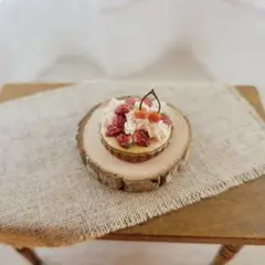 ミニチュアタルト　ミニチュアケーキ　いちごのクリームタルト