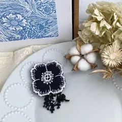 ミナペルホネン ブローチ　アネモネBK レースモチーフ付き