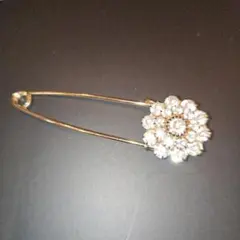 クリスタル花形ブローチ ゴールドトーン