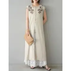 フロントスリットコード刺繍ニットワンピース ベージュ Lumier リュミエ同型