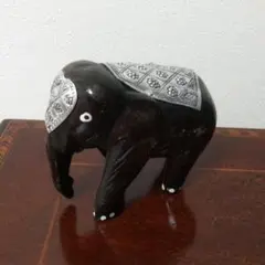 木彫りの象の置物