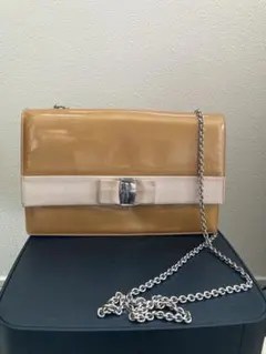 フェラガモ　ヴァラリボン　エナメル　チェーンバック