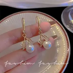 ゴージャス 揺れる ゴールド パールピアス オフカジ 木の葉 葉っぱ ストーン