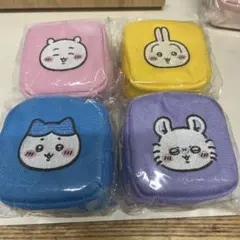 ちいかわ カラビナつき刺繍スクエアミニポーチ