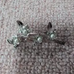 エレガントな花とパールのブローチ
