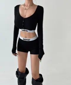 韓国　ロゴクロップド丈長袖Tシャツ