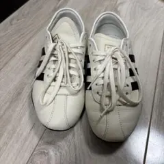 adidas ホワイト ブラック スニーカー